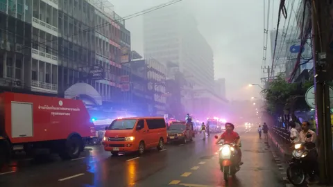 ไฟไหม้อาคารพาณิชย์ ใกล้ตลาดชัยมงคล ปิดแยกราชปรารภ-ประตูน้ำ