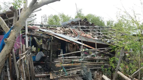 พายุพัดถล่มบ้านชายทะเลบางกระเจ้า สาวเผยวินาทีเฉียดตาย บ้านพังทั้งแถบ(คลิป)