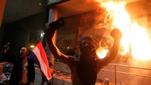 เผาสภา! ปารากวัยประท้วงเดือด ต้านก.ม.เลิกจำกัดสมัยดำรงตำแหน่งปธน.