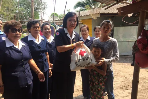 กาชาดเข้าเยี่ยม น้องปูเปรี้ยว เด็กหญิง 7 ขวบ ป่วยเหงื่อออกเป็นเลือด