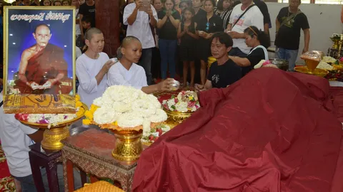 คณะศิษย์สุดอาลัย หลั่งไหลเคารพศพหลวงปู่ผ่าน แน่นวัดป่าโพธิ์แก้ว2(คลิป)