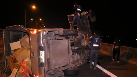 กระบะอัดท้ายรถตู้ ชะลอหลบอุบัติเหตุ ทางด่วนบูรพาวิถี เจ็บอื้อ