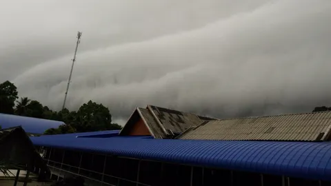 ตะลึง เมฆสึนามิ โผล่เหนือท้องฟ้าเมืองคอน หลังอุตุฯ เตือนฝนตกหนัก  