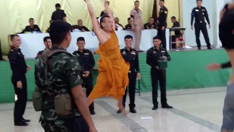 จีวรบิน2017! คลิปวินาที ‘พระรอด’ ดีใจสุดขีด จับได้ใบดำ (ชมคลิป)