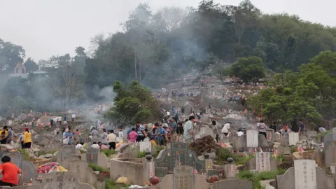 ลูกหลานชาวจีนกลับเบตง ไหว้บรรพบุรุษช่วงเชงเม้ง อุ่นใจจนท.ดูแลปลอดภัย