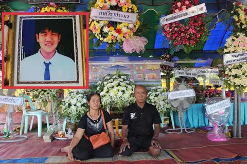 พ่อแม่น้องตั้ม เหยื่อชนแล้วหนีอุบลฯ เสียใจวอนคนขับกระบะมากราบศพ (คลิป)