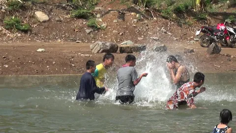 ชาววังสะพุงสบายใจ อบต.เปิดอ่างพักน้ำเทือกเขาเพชรบูรณ์ ให้เล่นคลายร้อน