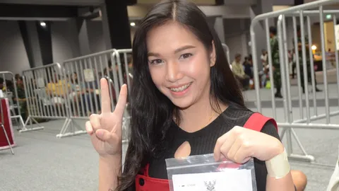 สวยจนต้องเหลียวหลัง! 'น้องออย' สาวสองธิดากระท้อน มาเกณฑ์ทหารที่โคราช 