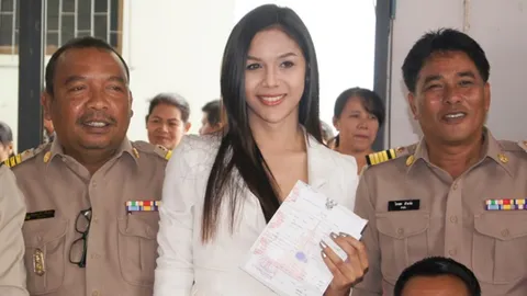 พริ้งเพริศเฉิดฉาย วัวตายควายล้ม สาวสองสุดสวยโผล่คัดทหารที่ฉวาง (คลิป)