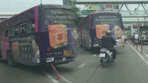 แบบนี้ก็ได้? รถร่วมเสียบช่อง BRT ปาดซ้าย 4 เลนเข้าป้าย ทับเสาล้มลุก (คลิป)