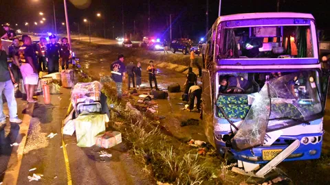 ทัวร์ กทม.-ตราด เสียหลักตกร่องกลางถนน พลิกตะแคง ตาย 3 เจ็บกว่า 20