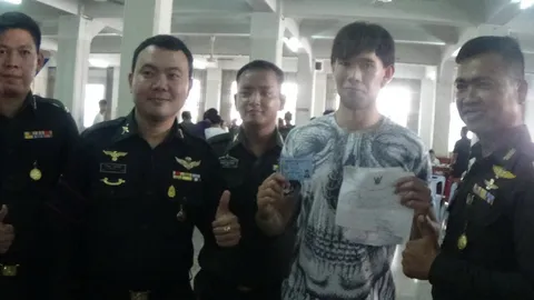 ดำหรือแดง! แม่ลุ้นหนุ่มลูกครึ่ง คัดทหารอ่างทอง กังวลใจพูดไทยไม่ได้ 