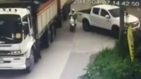 กระบะหยุดให้สิบล้อออกจากซอย นศ.สาวไม่ทันระวังเฉี่ยวท้าย ถูกพ่วงทับดับ (คลิป)