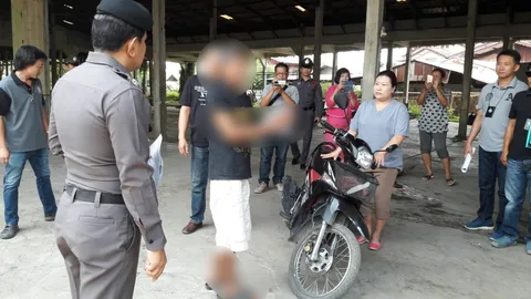 ตร.ลำพูนคุมมือฆ่าเหล้าตองทำแผน หวิดถูกชาวบ้านประชาทัณฑ์ (คลิป)