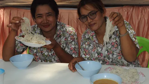 คนลานสักอนุรักษ์ "ขนมจีนโบราณเส้นหมัก"กินกับน้ำยากะทิ แสนอร่อย (คลิป) 