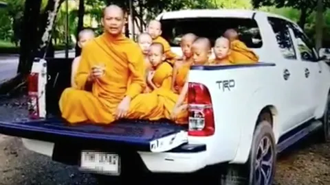 กระหน่ำแชร์! พระพาเณรนั่งท้ายกระบะ สอนธรรมะกับความไม่ประมาท แนะหาทางออกร่วมกัน (คลิป)