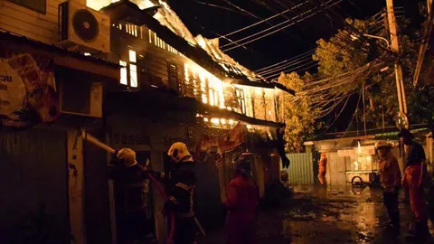 ผู้ว่าฯ กทม. ตรวจไฟไหม้ชุมชนสวนพลู วอด 20 หลัง ตั้งศูนย์ช่วยเหลือ