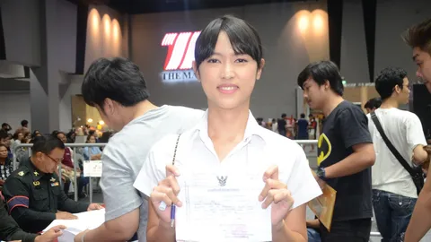  หอการค้าก็มา สวนสุนันทาก็มี สาว2โคราช แห่รายงานตัวคัดทหารกว่า10คน 