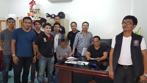 ไม่รอด!ตร.ตามจับหนุ่มปทุมฯเสพยาบ้าคลุ้มคลั่ง ควงปืนยิงขู่ตาและแม่