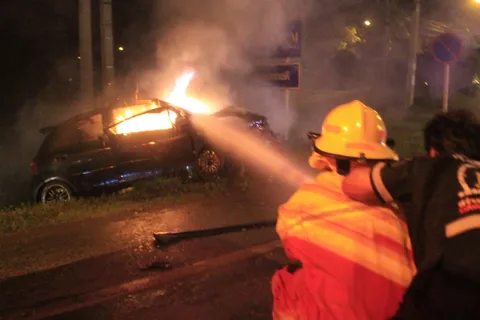 สงกรานต์ดุ! เก๋งชนกันไฟลุกท่วม หน้านิคมฯ 304 ปราจีนบุรี หนุ่ม 21ดับ