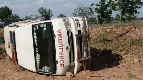 รถพยาบาล รพ.บ้านไผ่ ขากลับจากส่งคนไข้ โชเฟอร์หลับในลงข้างทาง