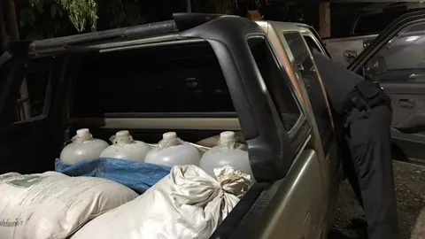 เหล้าต้มฝีมือเมีย! จับหนุ่มเชียงราย อ้างเป็น ชรบ. ขนไปขายช่วงสงกรานต์ 