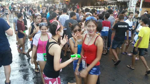 ถนนข้าวสารคึกคัก! สาดน้ำ-แต่งหวิว เล่นสงกรานต์ แน่นไปด้วย นทท.