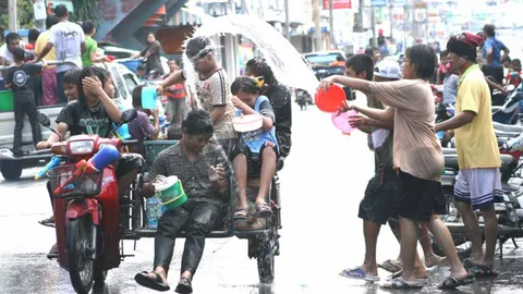 สงกรานต์ยะลา คนตื่นใส่บาตร สาดน้ำชุ่มฉ่ำแต่เช้า ตร.-ทหารรปภ.เข้ม 