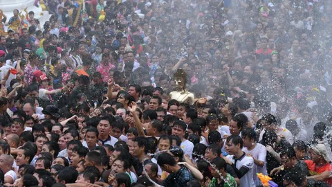 ภาพสุดประทับใจ ศรัทธามหาชนนับหมื่น แห่หลวงพ่อพระใส รอบเมืองหนองคาย 