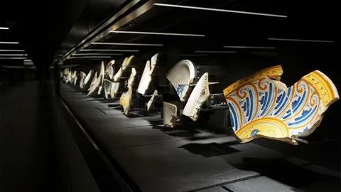 แสดงศิลปวัตถุโบราณ ในสถานีรถไฟใต้ดินกรุงโรม