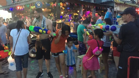 สงกรานต์วันไหลพัทยาเจ้าคุณธงชัยแจกผ้ายันต์-ระยองนำปาร์ตี้โฟมร่วมสนุก