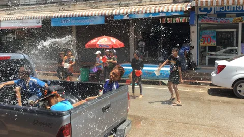 วงแตก! เด็กเลยเล่นสาดน้ำ คนนั่งกระบะสาดกลับด้วย ‘โกเต๊กซ์เปื้อนเลือด’