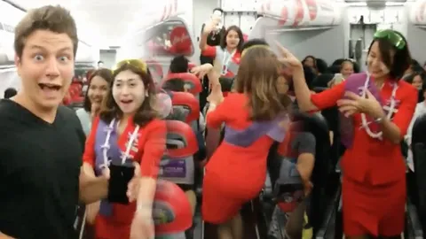 ม่วนอกม่วนใจ๋! แอร์โฮสเตสสาว เปิดรำวงสงกรานต์สุดฮาเฮบนเครื่องบิน (ชมคลิป)