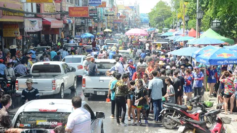 สาดน้ำสู้ร้อน! ชาวโคราชยังออกมาเล่นสงกรานต์ อย่างเนืองแน่นตามถนน