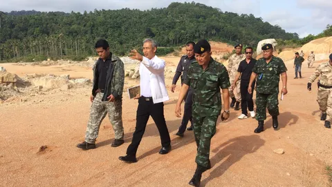 รองมทภ.4 ติดตามปัญหาการสร้างสนามบินเกาะพะงัน หลังมีดินไหลลงทะเล