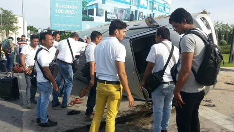 เก๋งพุ่งตัดหน้า รถตู้นักท่องเที่ยวอินเดียพลิกคว่ำศรีราชา หวิดดับยกคัน