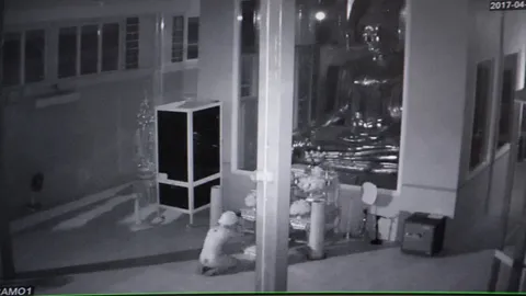 วงจรปิดชัด 'โจรบาปกราบพระ' ก่อนฉกอัญมณีพระประธานวัดดัง สูญร่วม 2 แสน (คลิป)