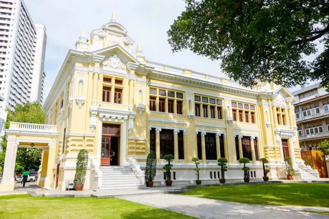 สวยสไตล์ตะวันตก 'ไทยพาณิชย์ ตลาดน้อย' ยังเปิดให้บริการนะ!