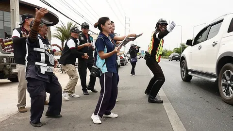 ตร.ราชบุรี โชว์สเต็ปแดนซ์โบกรถสุดมัน ให้ผู้สัญจรบนถนนเพชรเกษม(คลิป)
