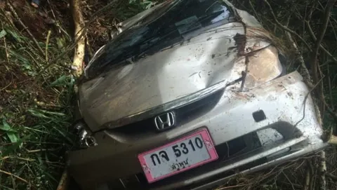 สาวเชียงดาว ขับเก๋งหลุดโค้งทางลงเขา ตกร่องถนนลึก รถทับร่างดับ