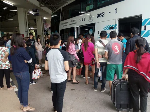 เชียงราย คนแห่กลับเต็มทุกเที่ยว รถชนดับ15 ทุบสถิติภาคเหนือตอนบน