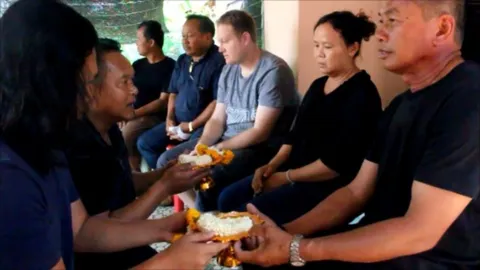 เสี่ยหมึก รุดขอขมา พ่อ แม่ สาวถูกไฟช็อตดับ ปาร์ตี้โฟม 