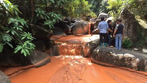 ฝนถล่มเมืองจันท์ ดินสไลด์-น้ำสีขุ่นแดง สั่งปิดน้ำตกคลองนารายณ์ชั่วคราว