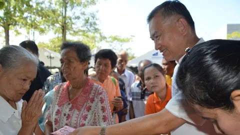 เศรษฐีเมืองคอน แจกเงินผู้สูงอายุ - ผู้พิการและเด็ก อ.ปากพนัง กว่า 2 ล. (คลิป)