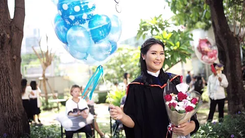 ยินดีด้วย! 'น้องนก' รับปริญญานิเทศศาสตร์ ม.กรุงเทพ