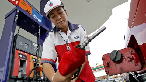 ข่าวดี !! ปตท.-บางจาก ลดราคาน้ำมันเบนซินลง 30 สต. ดีเซล 40 สต.