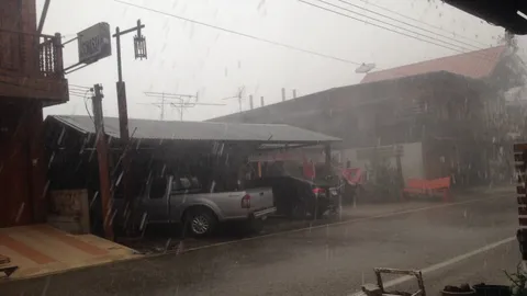 พายุฤดูร้อนถล่มเลย ลูกเห็บเท่าลูกมะยม ตกกระหน่ำที่เชียงคาน (ชมคลิป)