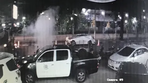 ช่างกล้า! 3 วัยรุ่น ขี่จยย.โยนระเบิดป่วน หน้า สน.ห้วยขวาง