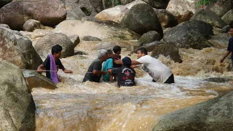 น้ำป่าทะลักน้ำตกหินลาด พัด 2 เด็กหญิงไหลตามกระแสน้ำ โชคดีคนช่วยทัน (คลิป)
