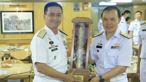 กร.-นย. ยิงสลุต 19 นัด เปิดหน่วยรับ ผบ.ทร.ฟิลิปปินส์ มาเยือน